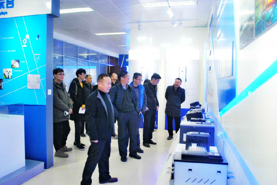 西馳電氣董事長(zhǎng)宋濤、總經(jīng)理徐革平陪同