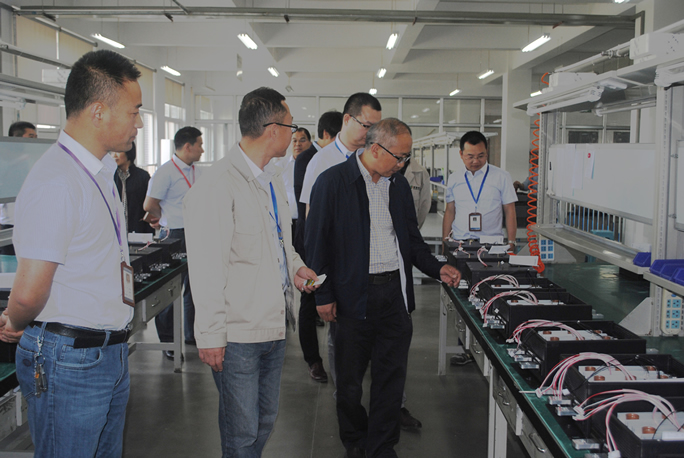 漢中經(jīng)開區(qū)領(lǐng)導蒞臨西馳電氣參觀考察(圖2)